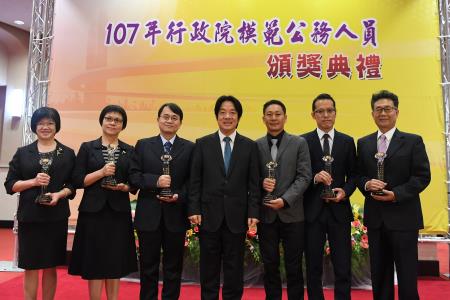 1071130行政院長賴清德出席「107年行政院模範公務人員頒獎典禮」_S__52584512.jpg