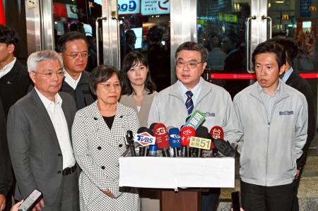 2025年12月19日行政院長卓榮泰於中正一分局受訪　共1張