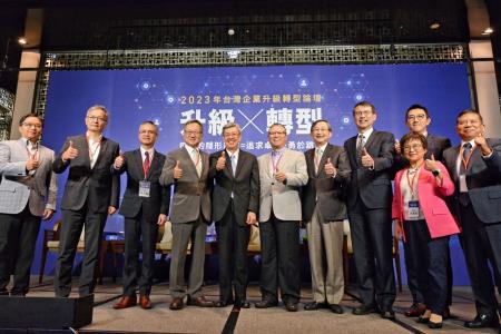2023年10月20日行政院長陳建仁出席「2023台灣企業升級轉型論壇」開幕式　共6張