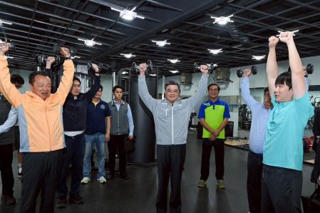 2026年3月1日行政院長卓榮泰參訪國立中正大學體育館推廣運動幣措施 　共6張
