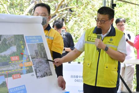 卓院長今（22）日視察0403地震太魯閣國家公園與中橫公路東段災後復建情形照片共8張