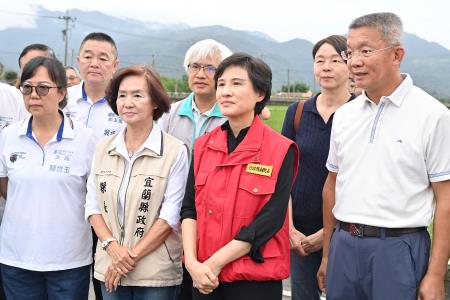 行政院副院長鄭麗君視察三星蔥農作災損情形　共14張