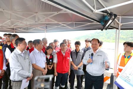 2025年10月25日行政院長卓榮泰視察「馬太鞍溪橋重建、馬太鞍溪上下游疏濬復建」工程進度 　共7張