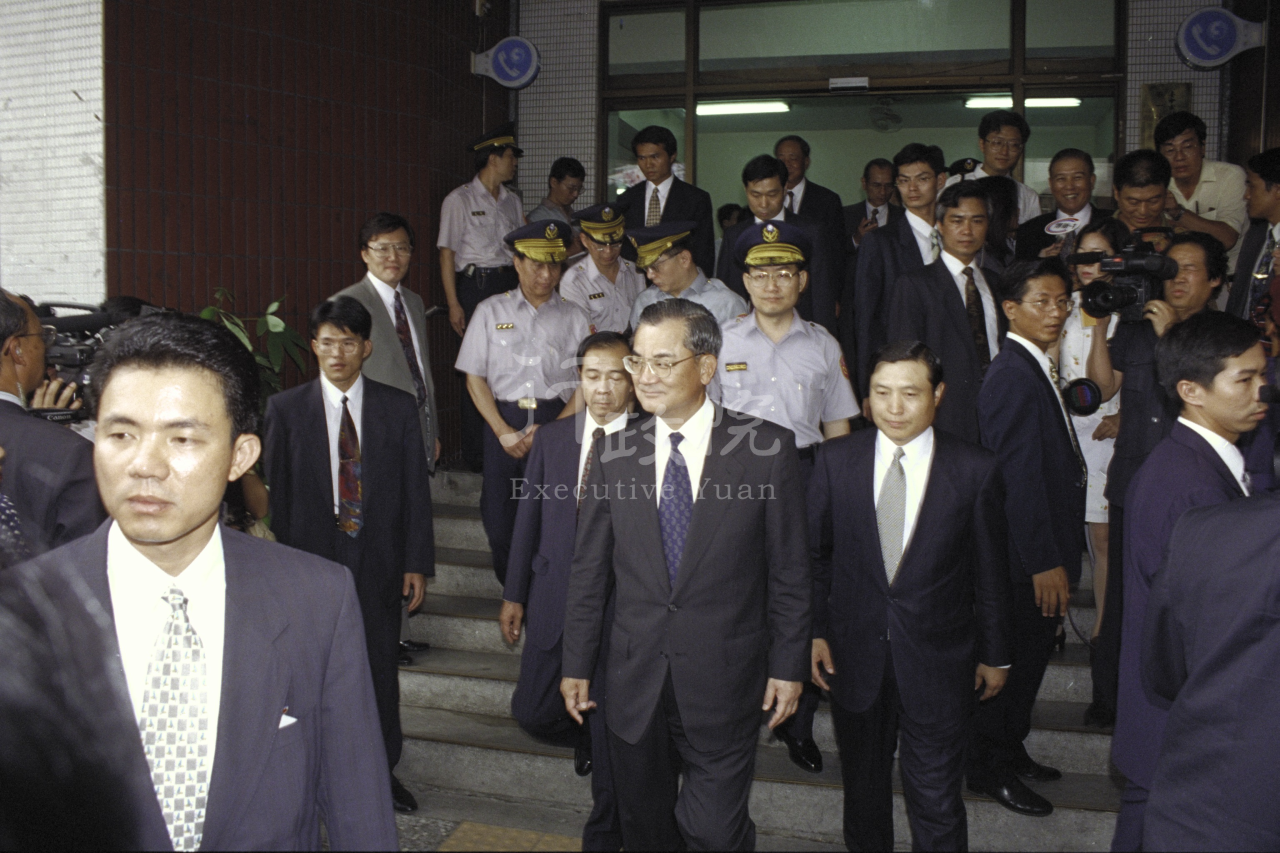 1996年9月10日連戰副總統兼行政院長巡視台中市警察局、分局 共1張 　共1張