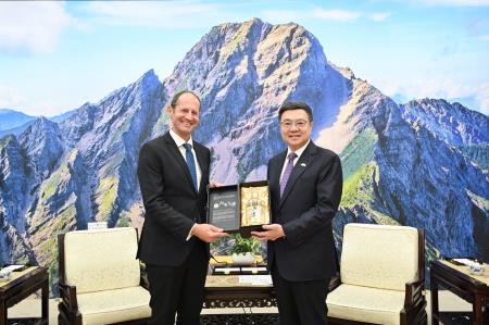 2024年10月16日行政院長卓榮泰接見歐洲經貿辦事處_EETO_谷力哲處長一行1　共7張