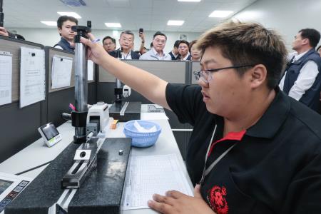 2026年5月5日行政院長卓榮泰參訪千里眼精密部件股份有限公司 　共7張