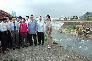 劉揆視察石岡鄉食水嵙溪萬安橋上游堤防災害復建工程 　共1張