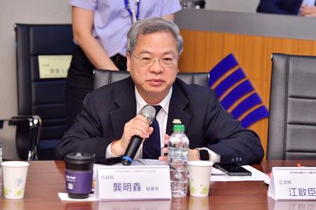 2025年8月14日行政院長卓榮泰參訪慶鴻機電並與機械（含工具機）業者交流座談會 　共15張