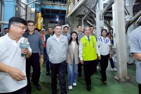 2025年7月5日行政院長卓榮泰視察斗南鎮農會精米工場公糧儲備情形-1 　共8張