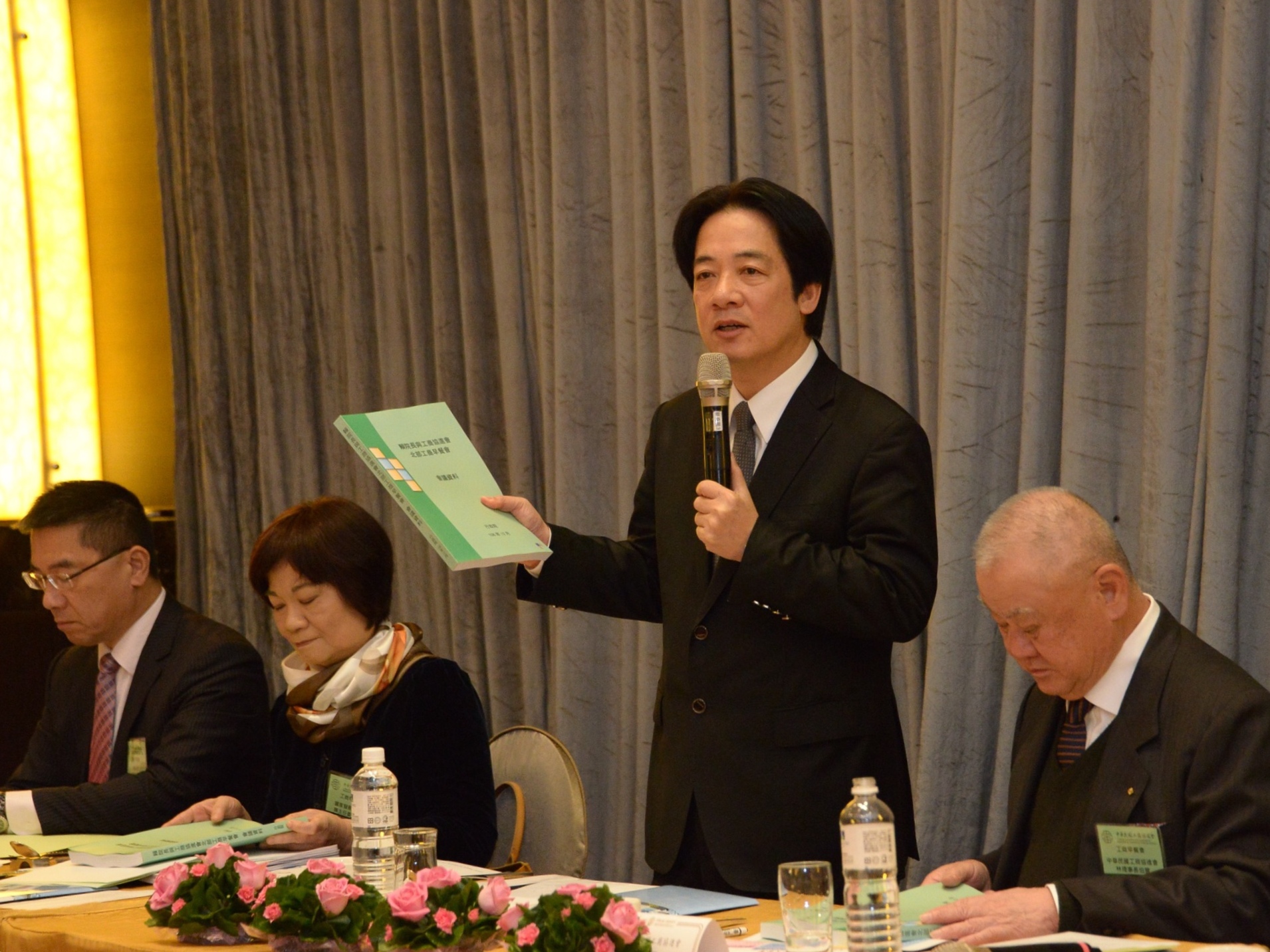 出席工商早餐會  賴揆盼企業投資台灣「拚經濟」　共5張