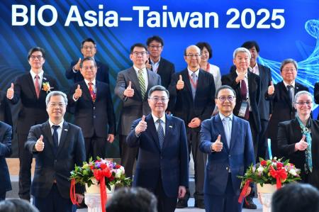 2025年7月24日行政院長卓榮泰出席「2025亞洲生技大會開幕典禮」　共8張