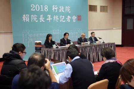 2018年12月28日2018行政院賴清德院長年終記者會S__54157328 　共3張