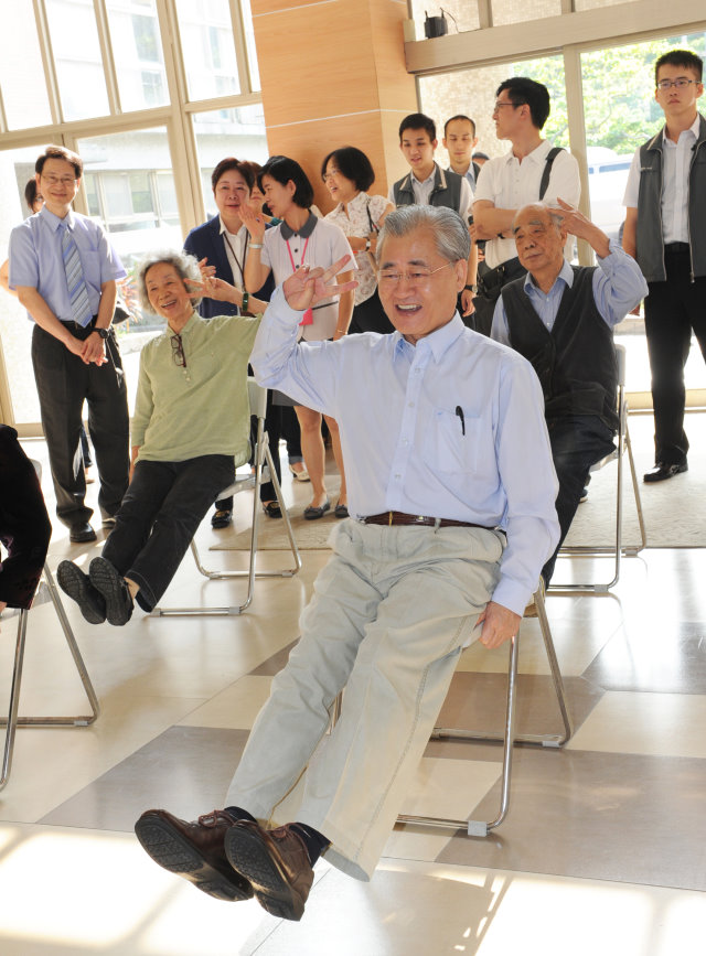 毛揆提前陪長者慶中秋 期許及早完備長照制度 　共4張