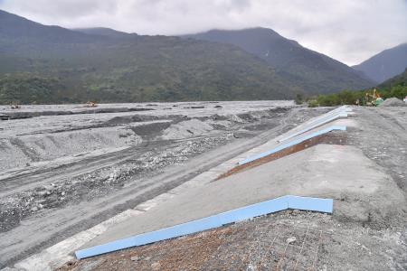 2025年11月29日行政院長卓榮泰視察馬太鞍溪左岸河川堤防搶修搶險情形 　共11張