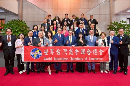 2026年7月9日行政院長卓榮泰接見「世界臺灣商會聯合總會第32屆回國訪問團」 　共6張