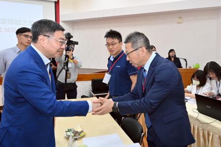 2025年4月19日行政院長卓榮泰出席新北場次產業座談會_10　共10張