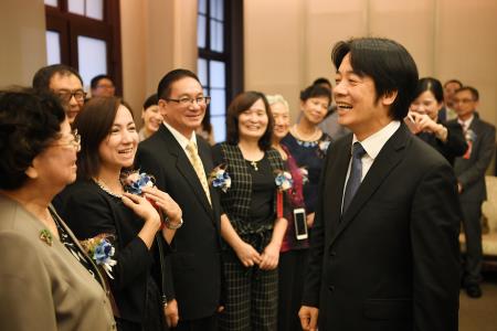 1071026行政院長賴清德接見「第28屆醫療奉獻獎得獎人」一行_S__50454614 　共5張