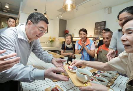 2026年8月15日行政院長卓榮泰參訪左鄰秀家人照顧咖啡館 　共8張