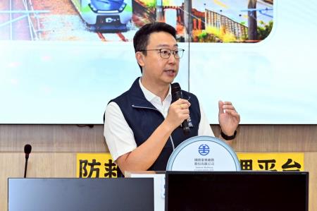 2025年10月3日行政院長卓榮泰視察114年中秋節連假鐵公路疏運辦理情形 　共8張