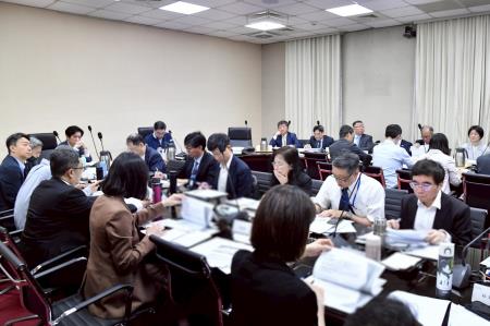 2026年4月13日行政院長卓榮泰主持因應中東衝突民生安定專案會議 　共4張