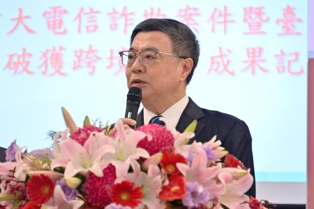 2024年8月9日行政院長卓榮泰出席「法務部調查局偵辦重大電信詐欺案件暨臺美合作破獲跨境機房」成果記者會。　共8張