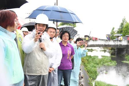 1070618行政院長賴清德視察鹿港溪整治工程_3　共9張