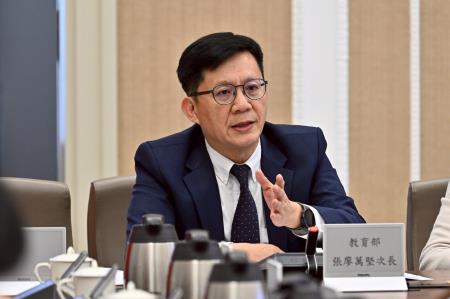 2025年12月17日行政院長卓榮泰主持行政院食品安全會報114年第4次會議 　共7張