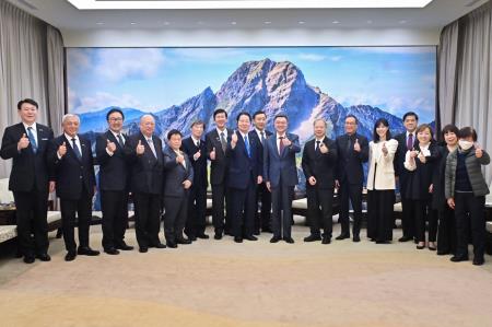 卓院長今（20）日接見「日本台灣親善協會會長衛藤征士郎前眾議員一行」照片 共5張　共5張