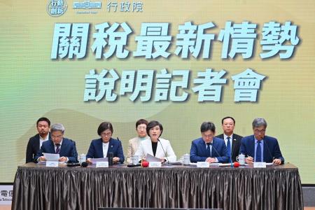 2026年2月24日行政院副院長鄭麗君出席「關稅最新情勢說明記者會」　共7張