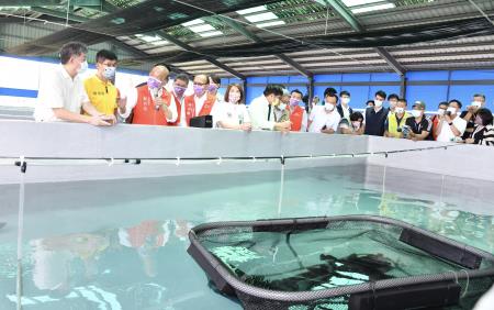 .2022年6月12日行政院長蘇貞昌視察石斑魚養殖與出口情形及因應對策 　共16張