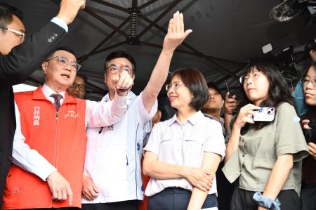 卓院長今(15)日視察「新北市 105 市道改善蜿蜒路段新闢道路工程」辦理情形照片 共7張　共7張
