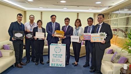 環境部彭啓明部長_左四_致贈袋袋箱傳木匾及回收箱給金管會彭金隆主委_右四_ 　共1張