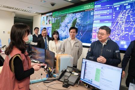 2026年2月14日行政院長卓榮泰慰勉消防署救災救護指揮中心春節留守值勤人員　共8張