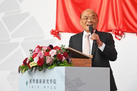 2021年12月21日行政院長蘇貞昌出席國立陽明交通大學產學創新研究學院揭牌典禮 　共4張