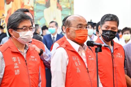 2021年10月24日行政院院長蘇貞昌視察「中正紀念堂疫苗接種站」受訪照片　共5張