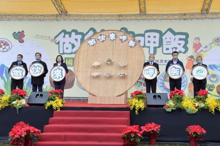 2022年12月17日行政院長蘇貞昌出席《做伙來呷飯》國產米食明星大挑戰2819897 　共4張