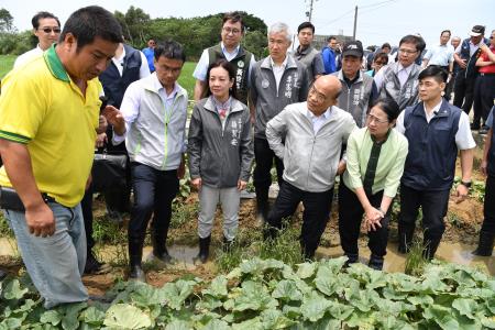 20190521行政院長蘇貞昌視察桃園市新屋區五月豪雨農作物洋香瓜災損情形