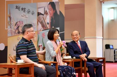 2019年8月26日行政院長蘇貞昌與兒童文學作家幸佳慧女士見面會_3　共3張