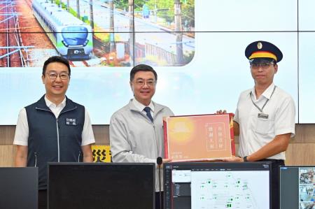 2025年10月3日行政院長卓榮泰視察114年中秋節連假鐵公路疏運辦理情形 　共8張