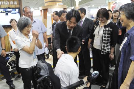 1070719行政院長賴清德出席「ATLife2018台灣輔具暨長期照護大展」開幕典禮」參觀展場與民眾握手DSC_6256_1