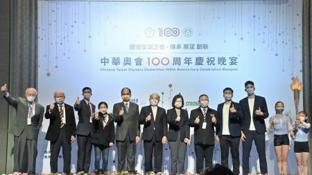 .2022年12月9日行政院長蘇貞昌出席傳承 展望 創新中華奧會100週年慶祝晚宴2 　共3張