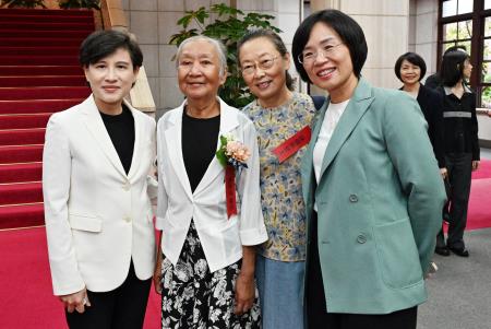 2025年10月31日行政院副院長鄭麗君接見第35屆醫療奉獻獎得獎人　共6張