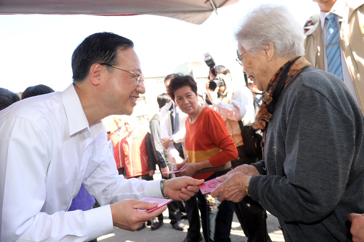 江揆到嘉義市城隍廟及九華山地藏庵上香祈福 　共2張