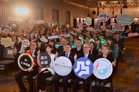 2025年12月4日行政院長卓榮泰出席2025國家人才發展獎頒獎典禮 　共5張