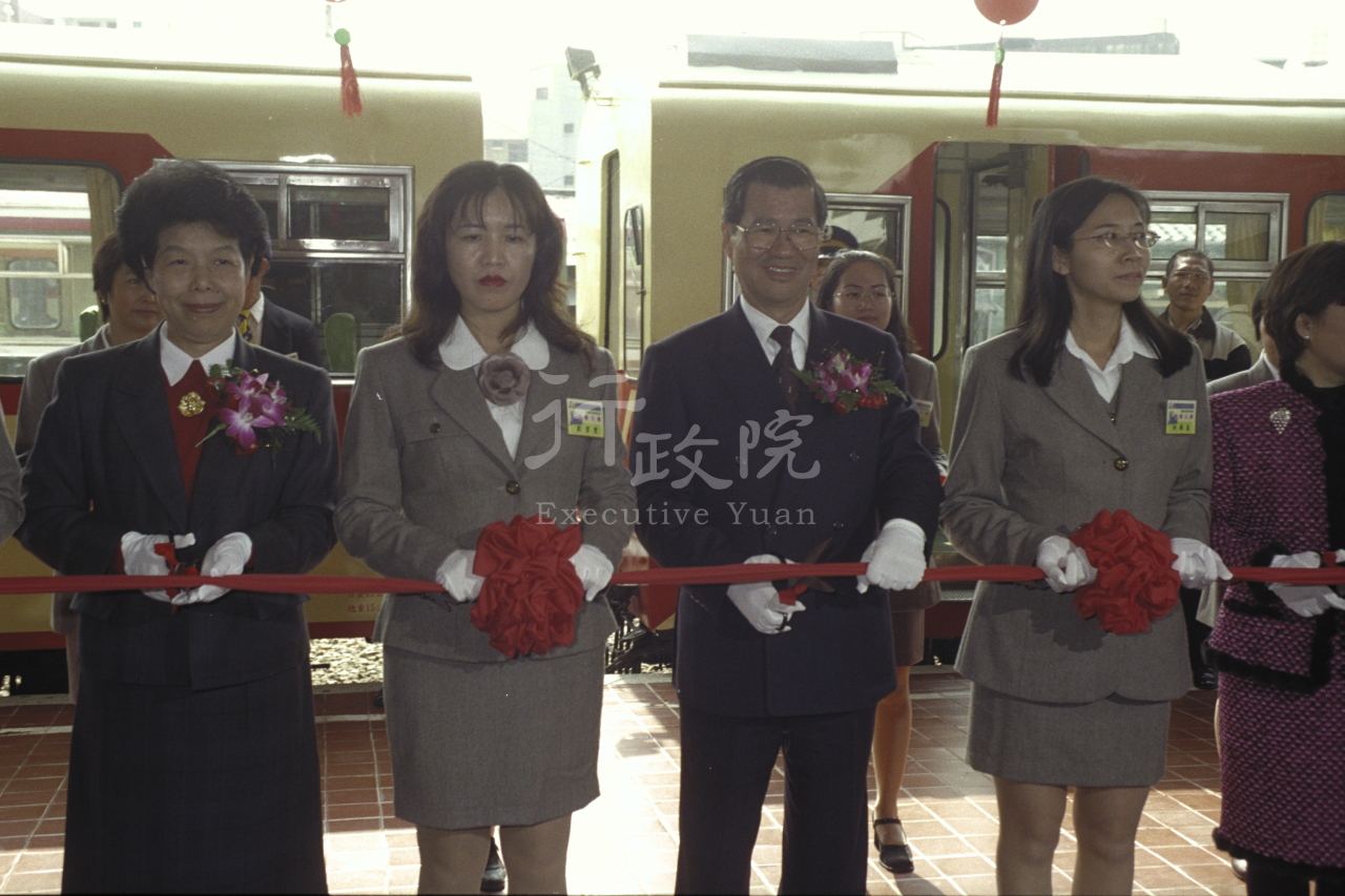 2000年2月1日行政院長蕭萬長參加阿里山森林鐵路經921震災修復通車典禮 共1張 　共1張