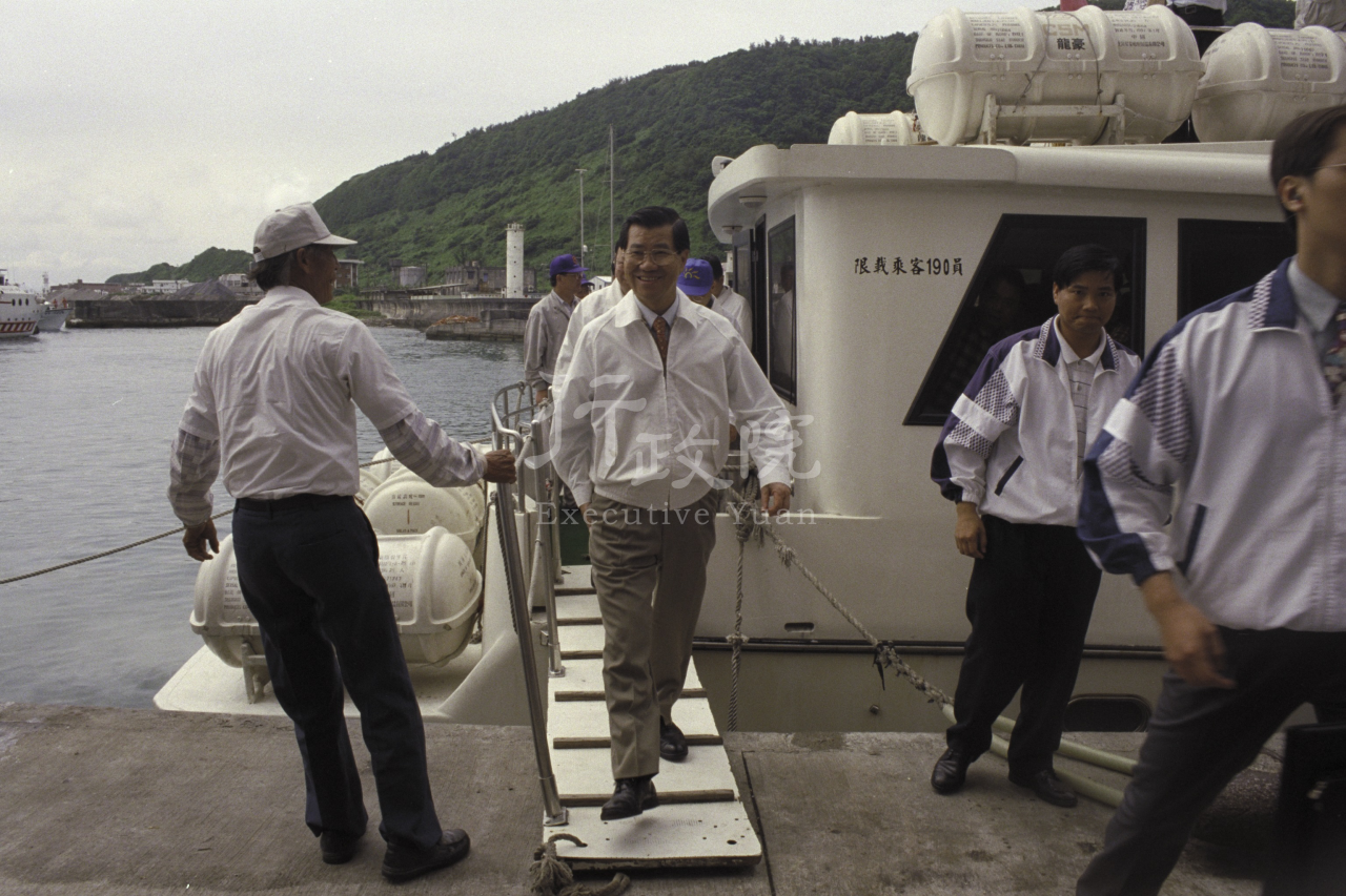 1998年5月19日行政院長蕭萬長視察綠島帆船鼻旅館區及綠洲山莊 共1張 　共1張