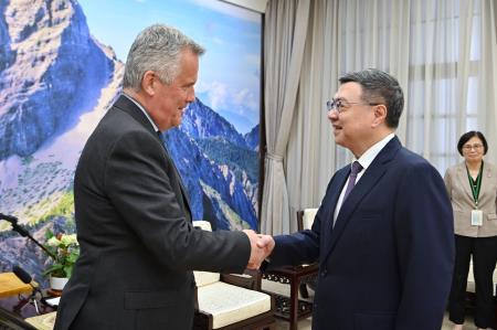 卓院長今(2)日接見英國在台辦事處鄧元翰代表一行照片_1 共7張　共7張