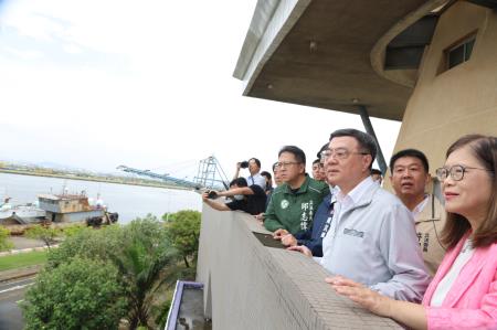 2025年7月15日行政院長卓榮泰視察高雄興達港海巡基地碼頭整建及浚深工程 　共4張