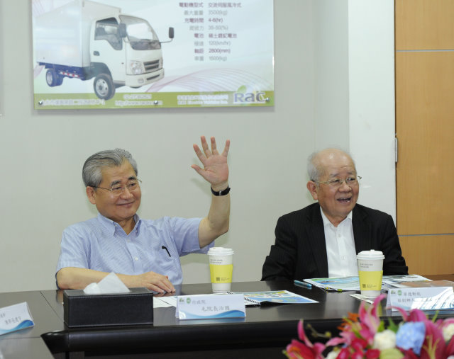 毛揆：發展臺灣綠能電動巴士 結合車聯網建立智慧化平臺 　共4張