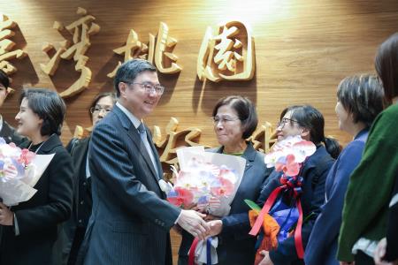 2026年1月19日行政院長卓榮泰赴桃園機場迎接鄭麗君副院長一行 凱旋歸國 　共7張